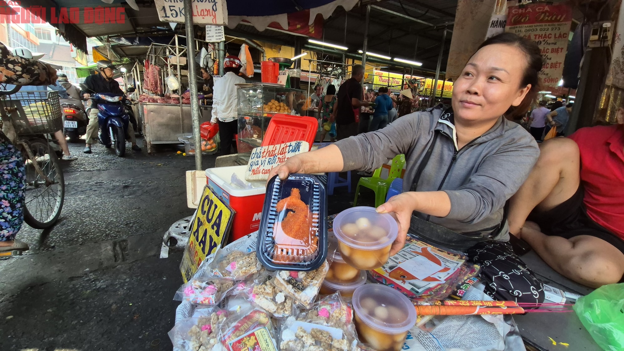 Chợ Tết 23 tháng Chạp: Cá chép nhỏ và trái cây đổ bộ Thị trường cúng ông Táo - Ảnh 6.