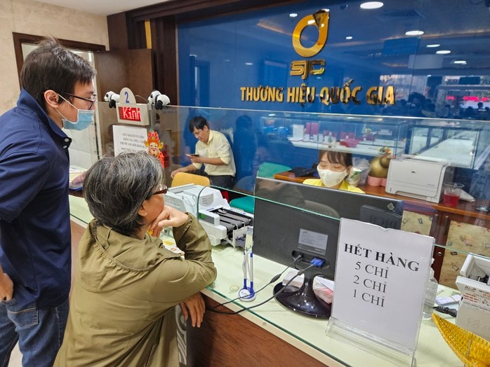 Giá vàng SJC bất ngờ giảm mạnh trên thị trường tự do Tối 10 - 2 - Ảnh 2.