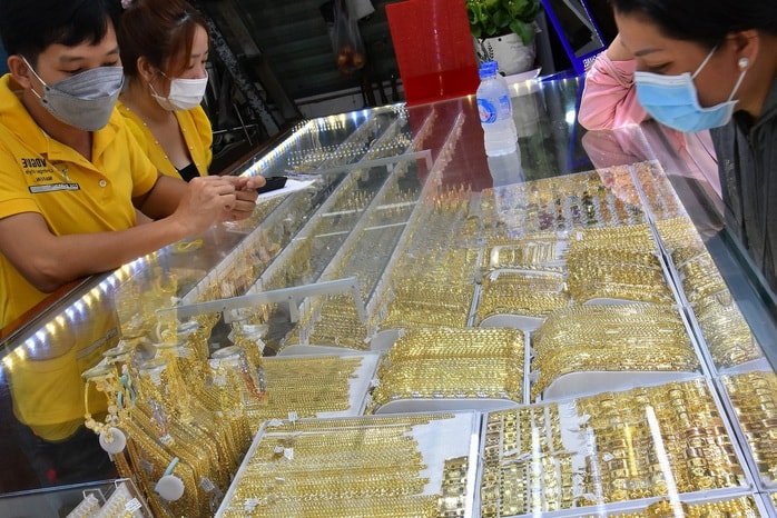 Giá vàng hôm nay 10-2: Tiếp tục tăng mạnh - Ảnh 1.