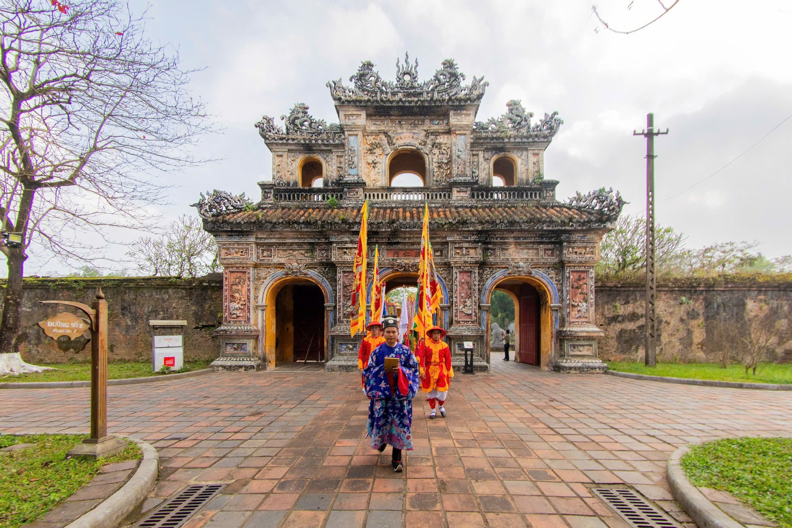 Hoàng cung Huế dựng nêu đón Tết Nguyên đán Bính Ngọ - Ảnh 1.