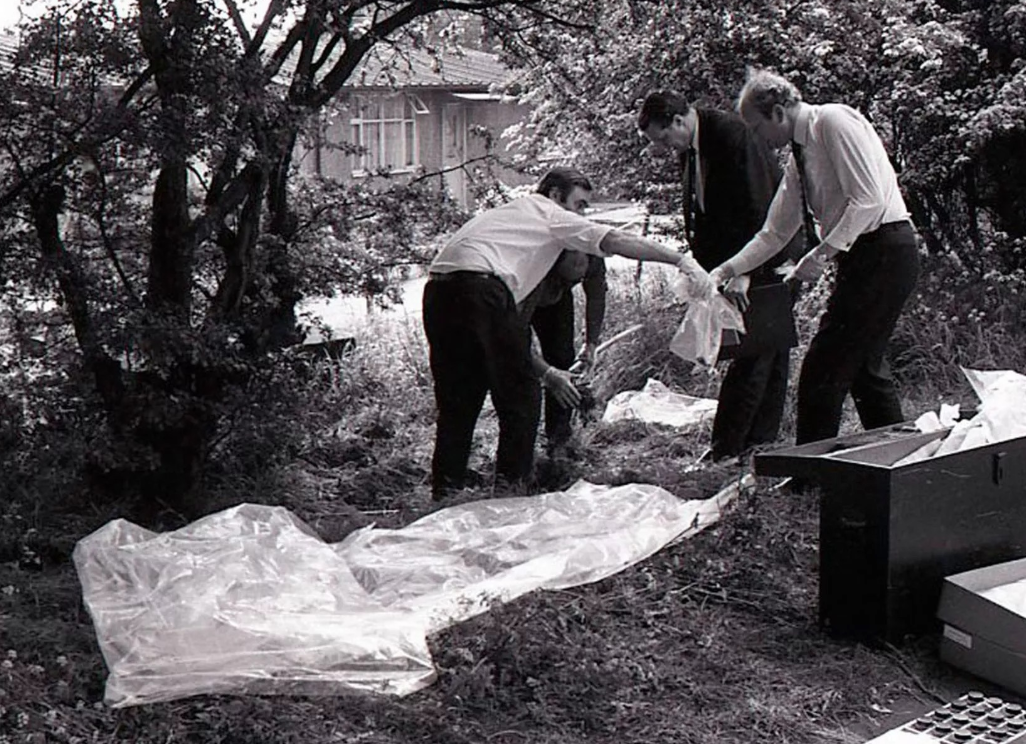 Cảnh sát khám nghiệm hiện trường nơi xác Barbara Forrest được tìm thấy. (Nguồn: Birmingham Mail)