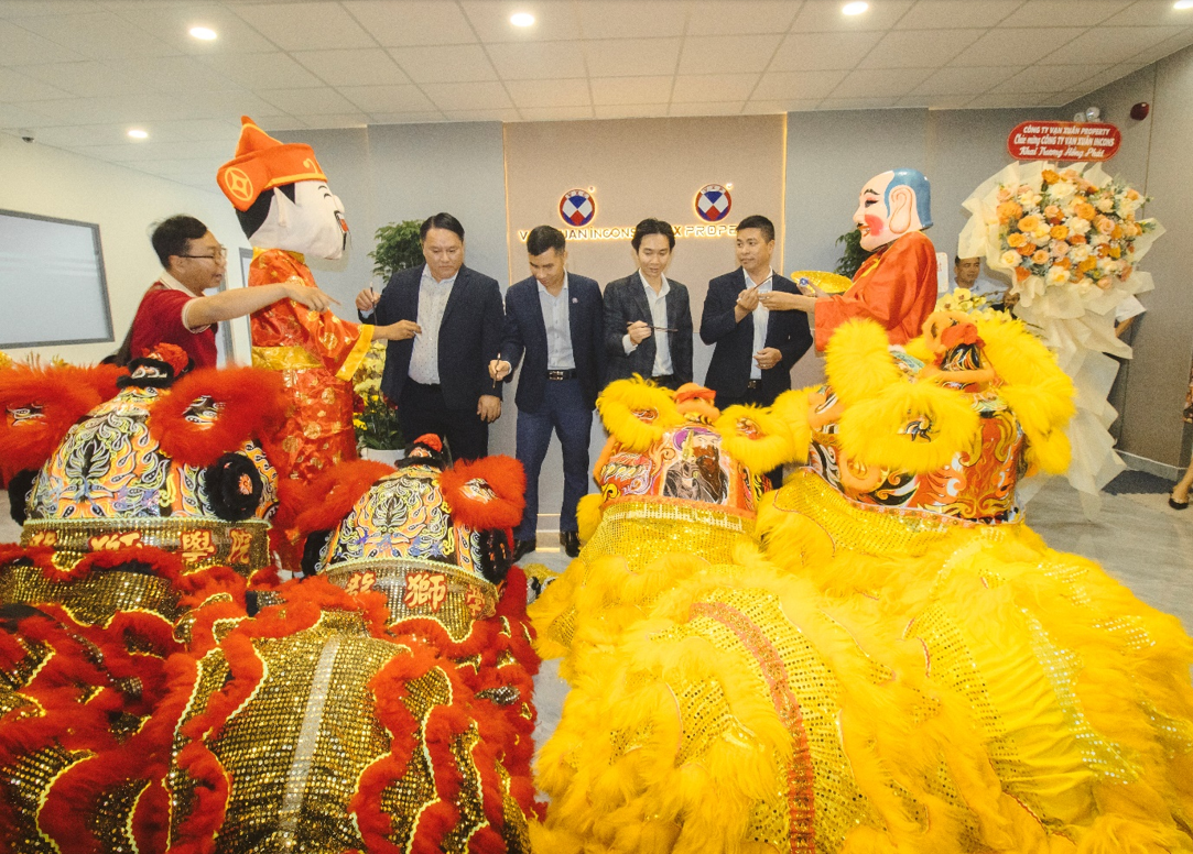Vạn Xuân Incons và Vạn Xuân Property chính thức khai trương văn phòng làm việc mới tại Tổ hợp Nhà mẫu và Văn phòng Vạn Xuân (khu vực cổng chào Bình Dương cũ).