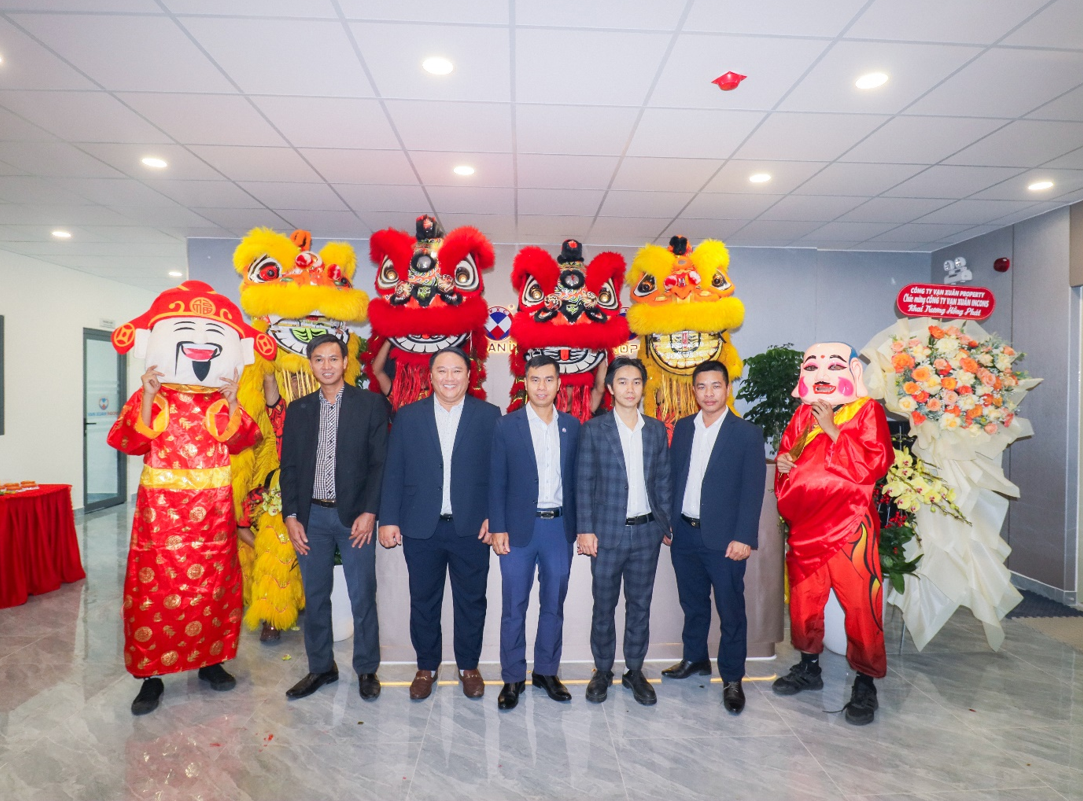 Ban Điều hành 2 công ty thành viên Vạn Xuân Incons & Vạn Xuân Property tại sự kiện khai trương văn phòng mới.