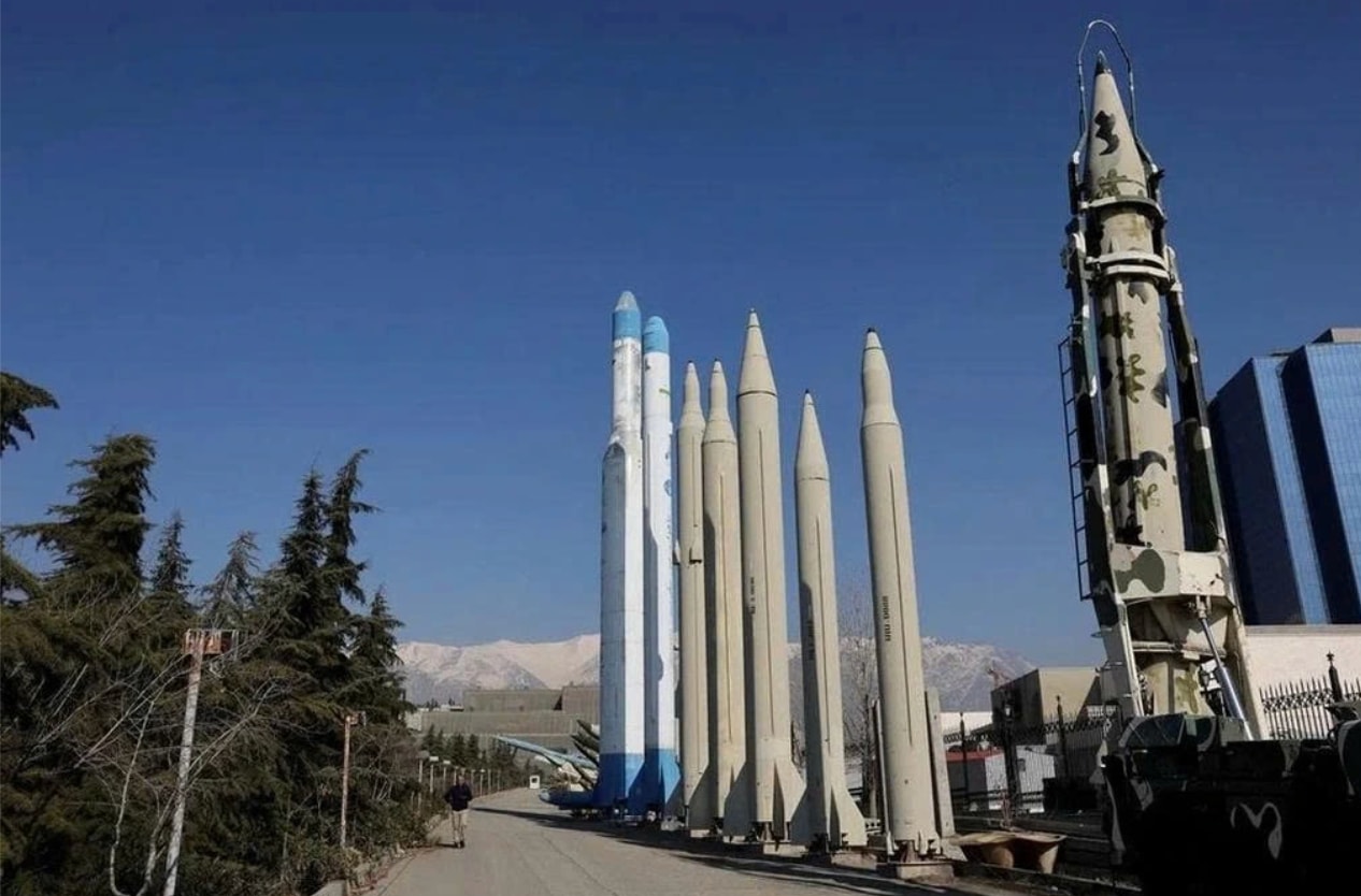 Các tên lửa của Iran được trưng bày ở Tehran (Ảnh: Reuters)