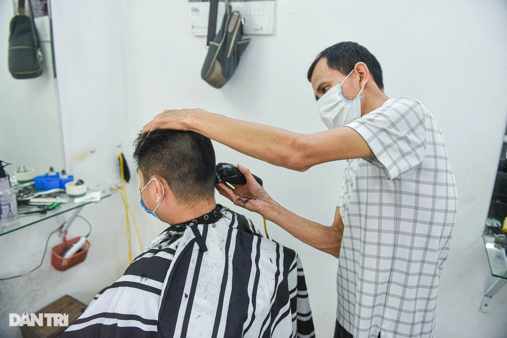 Khách Tây “nghiện” cắt tóc, khen tay nghề thợ Việt top đầu thế giới - 4