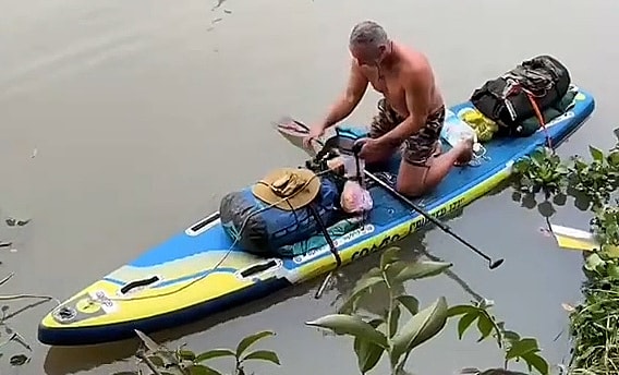 Nam du khách chèo SUP đi phượt miền Tây. Ảnh: Mẹ con Cát