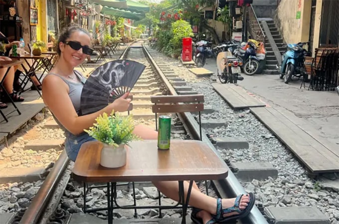 Thời tiết thay đổi nhanh, việc mặc cả khi mua sắm là những điều khiến Gentry thấy bất ngờ ở Việt Nam. Ảnh: Gentry