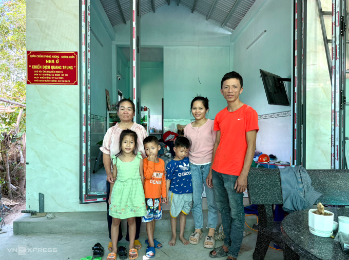 Vợ chồng chị Cẩm Phương cùng mẹ và ba con trước cửa căn nhà được xây mới tại thôn Hà Yến, xã Tuy An Đông, theo chiến dịch Quang Trung sau khi nhà cũ bị sập do bão lũ, trưa 4/2. Ảnh: Quỳnh Nguyễn