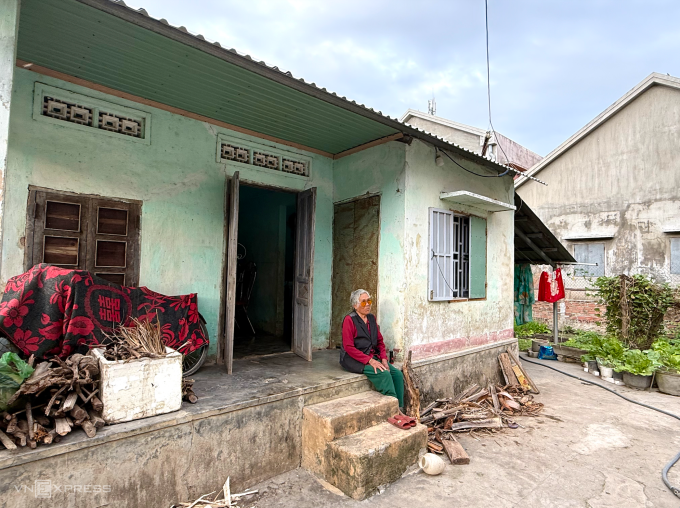 Bà Nguyễn Thị Khù 74 tuổi, ngồi nghỉ trước cửa căn nhà cấp bốn ở thôn Xuân Phú, xã Tuy An Đông, sau khi dọn dẹp sân vườn chuẩn bị đón Tết, chiều 4/2. Ảnh: Quỳnh Nguyễn