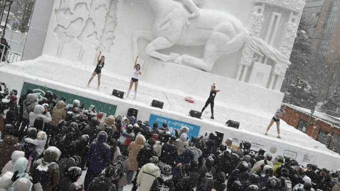 Các thành viên nhóm Planck Stars ở lễ hội băng tuyết. Ảnh: X