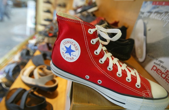 Một chiếc giày thể thao Converse Chuck Taylor trưng bày vào ngày 10/7/2003 tại New York. Ảnh: AFP