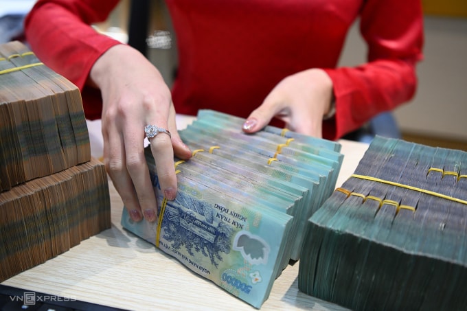 Giao dịch tại một ngân hàng thương mại. Ảnh: Giang Huy