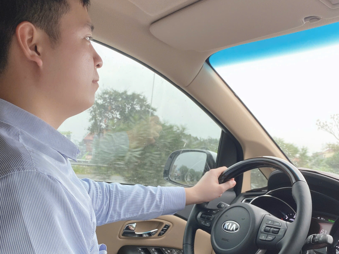 Lái xe đường dài đòi hỏi sự tập trung cao, khiến mắt phải điều tiết liên tục gây mỏi. Ảnh: Thanh Hoa