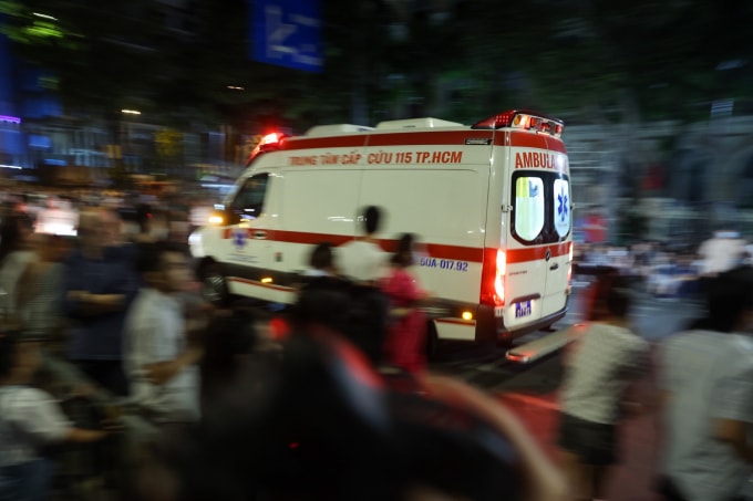 Xe cấp cứu 115 TP HCM trên đường phố đông đúc. Ảnh: Quỳnh Trần