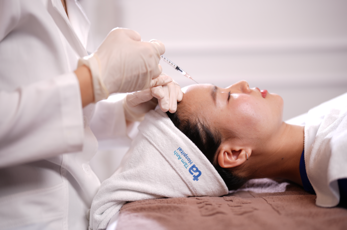 Một phụ nữ sử dụng dịch vụ tiêm filler tại Bệnh viện Đa khoa Tâm Anh Hà Nội. Ảnh minh họa: Trang Lê