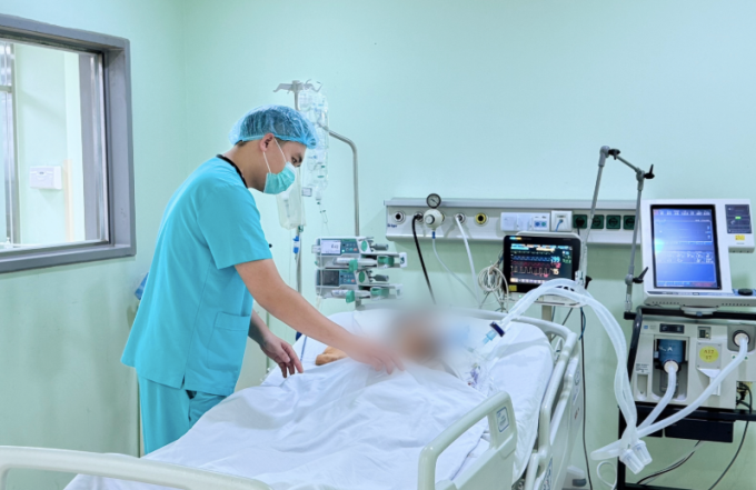 Nam bệnh nhân ngộ độc thuốc lá điện tử nằm điều trị tại bệnh viện. Ảnh: Bệnh viện cung cấp