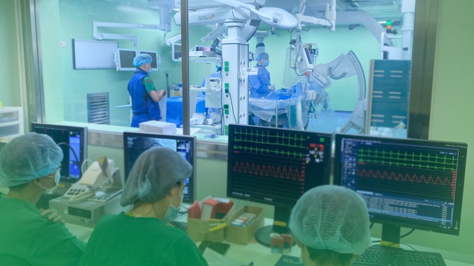 Các y bác sĩ can thiệp cho bệnh nhân. Ảnh: Bệnh viện cung cấp