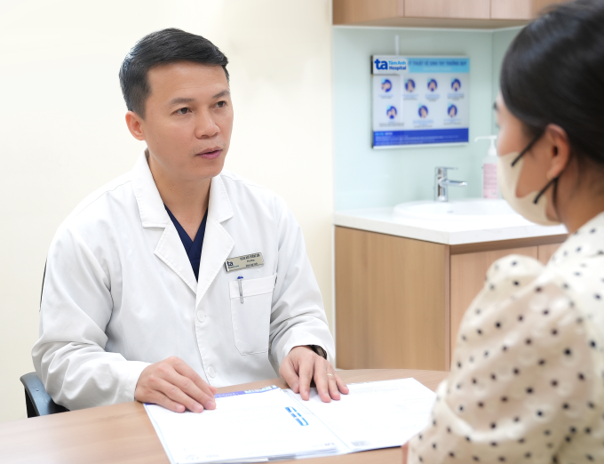 Bác sĩ tư vấn cho người bệnh ung thư tuyến giáp. Ảnh: Bệnh viện Đa khoa Tâm Anh