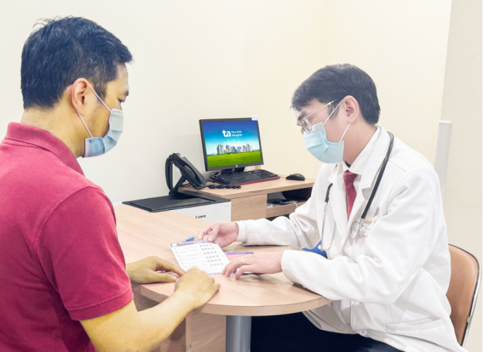 Bác sĩ Trung tư vấn anh Luân theo dõi sức khỏe. Ảnh: Bệnh viện Đa khoa Tâm Anh