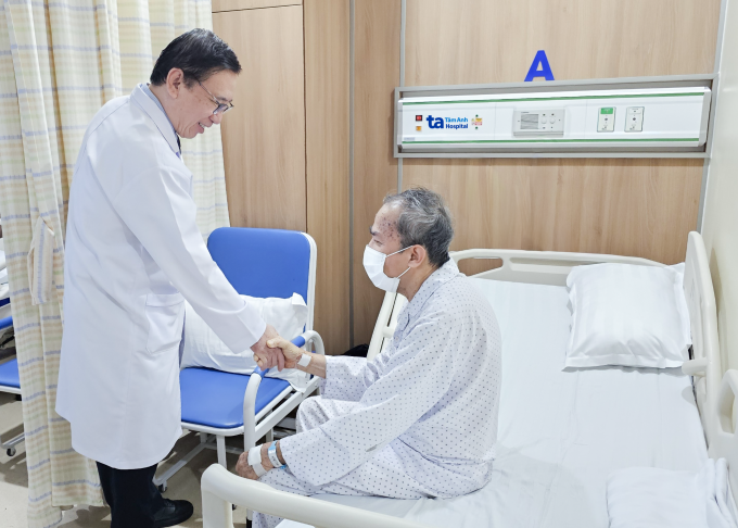Giáo sư Nhân hỏi thăm sức khỏe bệnh nhân trước lúc xuất viện. Ảnh: Bệnh viện Đa khoa Tâm Anh