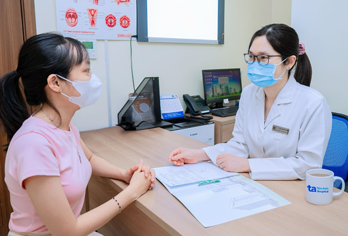 Bác sĩ Hương đang tư vấn cho một phụ huynh. Ảnh: Bệnh viện Đa khoa Tâm Anh