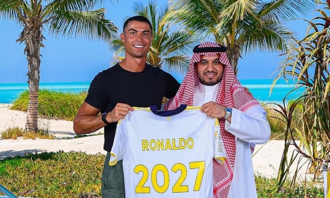 Ronaldo và Chủ tịch Abdullah Al Majid trong thông báo gia hạn hợp đồng ngày 26/6/2025. Ảnh: Al Nassr
