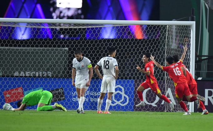 Tiền vệ Việt Nam sinh năm 2006 Lê Văn Thuận (áo đỏ giữa) mừng bàn ấn định chiến thắng 2-1 trước Kyrgyzstan ở lượt hai bảng A vòng chung kết U23 châu Á 2026 tại Arab Saudi ngày 9/1/2026. Ảnh: AFC