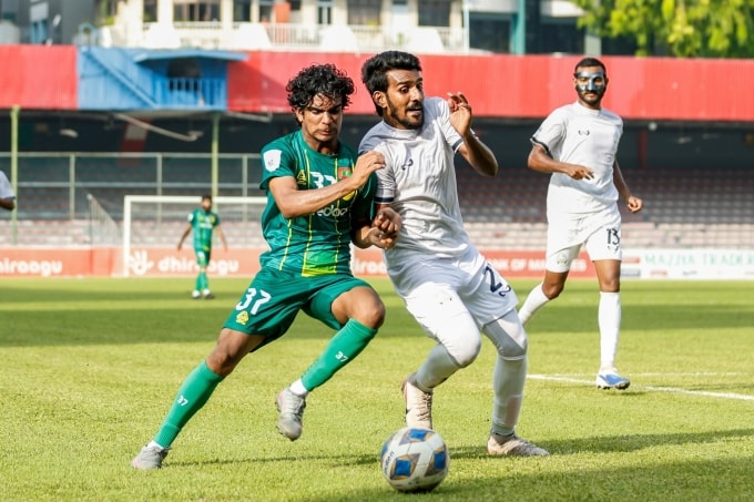 Green Streets (áo trắng) trong trận thua Maziya 1-2 ở vòng 10 Dhiraagu Dhivehi Premier League hôm 11/12/2025. Ảnh: Facebook / Maziya
