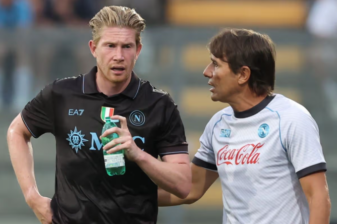 Kevin De Bruyne (trái) trò chuyện với Antonio Conte trong một trận đấu của Napoli. Ảnh: NurPhoto
