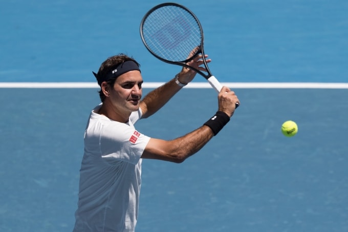 Federer bắt vô-lê trên lưới trong loạt đấu giao hữu với Ruud, trên sân Rod Laver Arena, Melbourne, Australia hôm 16/1. Ảnh: Reuters