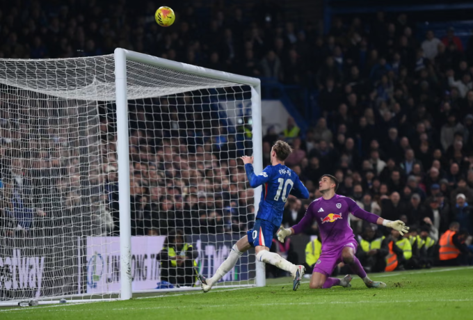 Cole Palmer đệm vọt xà ở phút bù thứ tư. Ảnh: Reuters