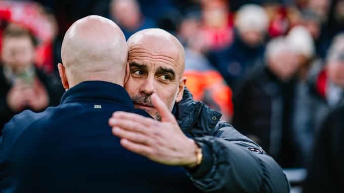 HLV Pep Guardiola ôm Arne Slot trước trận Man City thắng Liverpool 2-1 ở vòng 25 Ngoại hạng Anh trên sân Anfield, thành phố Liverpool, Vương quốc Anh tối 8/2/2026. Ảnh: Man City