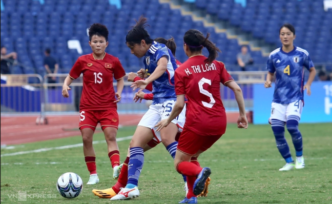 Việt Nam (áo đỏ) thua Nhật Bản 0-7 ở lượt cuối vòng bảng môn bóng đá nữ ASIAD 19 tại Trung Quốc vào ngày 28/9/2023.