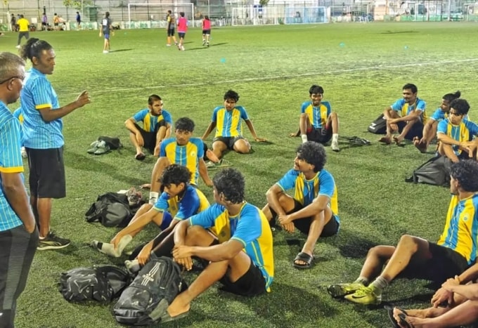 Các cầu thủ Valencia thắng Eagles 2-0 ở vòng cuối, nhưng vẫn xuống hạng vì thua Green Streets hiệu số. Ảnh: Facebook / Club Valencia