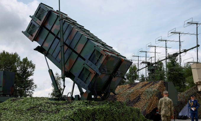 Quân nhân Ukraine cạnh bệ phóng của tổ hợp Patriot tại địa điểm không được tiết lộ hồi tháng 8/2024. Ảnh: Reuters