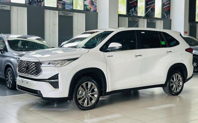 Innova Cross HEV tại một đại lý ở Vĩnh Long. Ảnh: Hoàng Trung