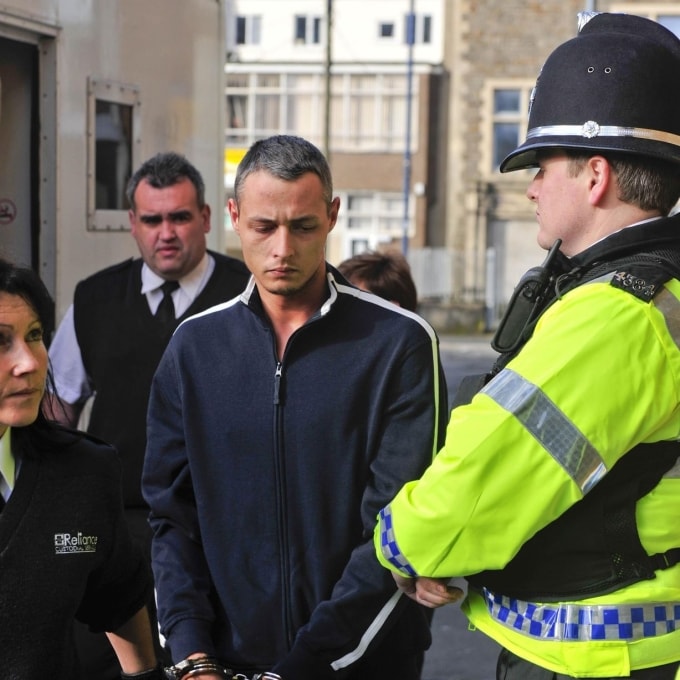 Paul Grabham bị áp giải đến tòa án. Ảnh: Walesonline