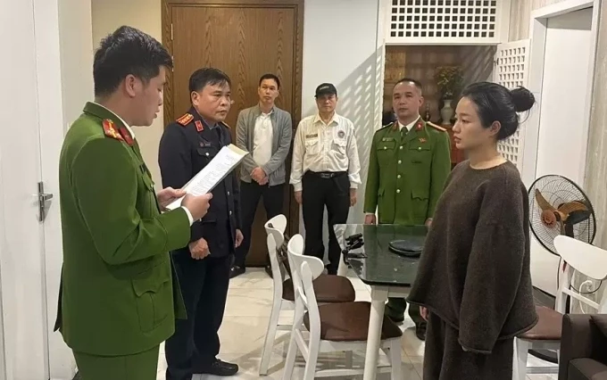 Cơ quan điều tra đọc lệnh khởi tố, tạm giam nghi can Tâm. Ảnh: Công an cung cấp