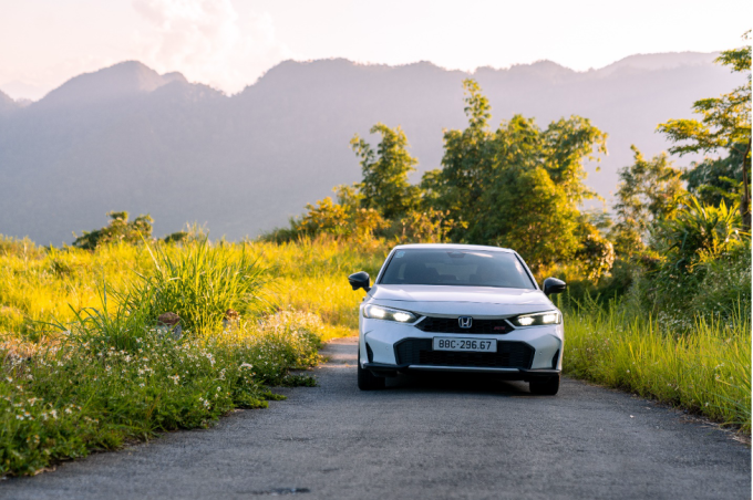 Honda Civic e:HEV RS sử dụng động cơ hybrid. Ảnh: HVN