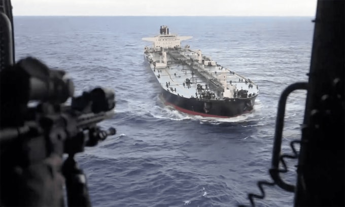 Tàu dầu Aquila II nhìn từ trực thăng quân đội Mỹ ngày 9/2. Ảnh: BQP Mỹ