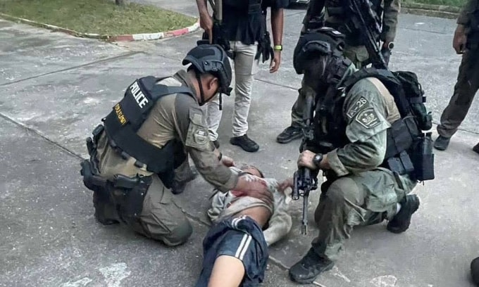 Cảnh sát bắn hạ tay súng bắt con tin trong trường Patong Prathan Khiriwat. Ảnh: AMF