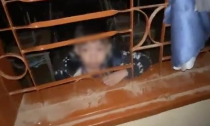 Cháu bé được mẹ tìm thấy ở lớp bị khóa cửa, lúc 19h tối 10/2. Ảnh cắt từ clip