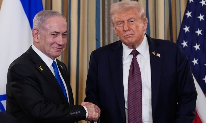 Thủ tướng Netanyahu (trái) bắt tay Tổng thống Donald Trump sau cuộc họp báo tại Nhà Trắng hồi tháng 9/2025. Ảnh: AP