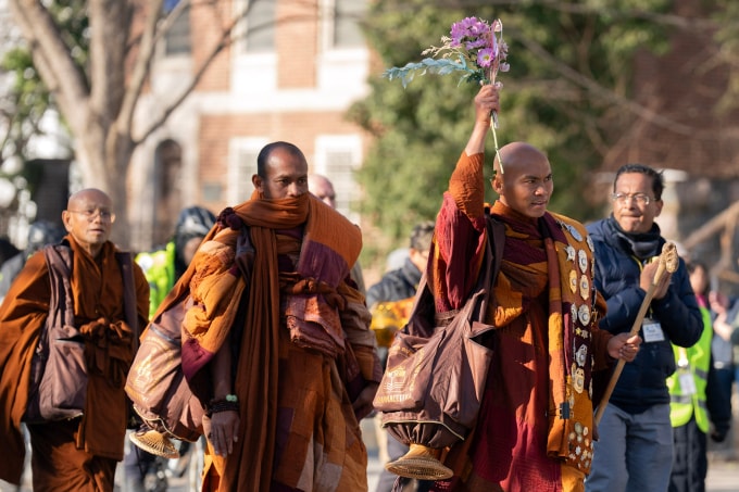 Đoàn nhà sư đi bộ trên đường phố Washington, thủ đô Mỹ, ngày 10/2. Ảnh: AP