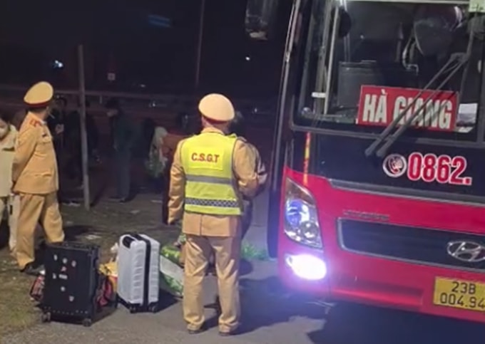 Xe khách chạy tuyến Hà Giang - Hải Phòng chở tới 72 hành khách, trong khi theo giấy phép, phương tiện này chỉ được chở tối đa 43 người. Ảnh: Xuân Hoa