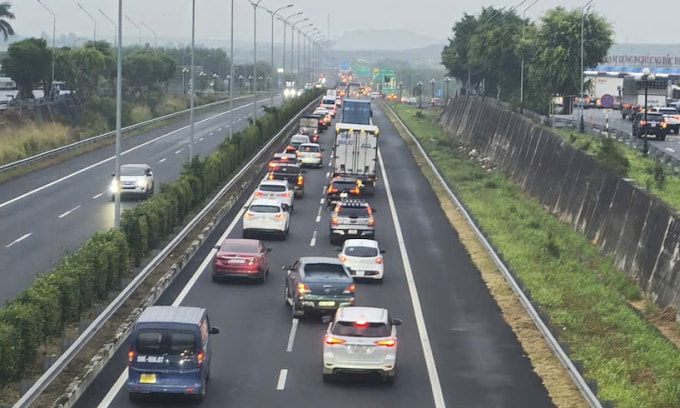 Dòng xe kẹt cứng trên cao tốc TP HCM - Long Thành - Dầu Giây qua đoạn Trạm dừng chân ở xã Xuân Quế. Ảnh: Thái Hà