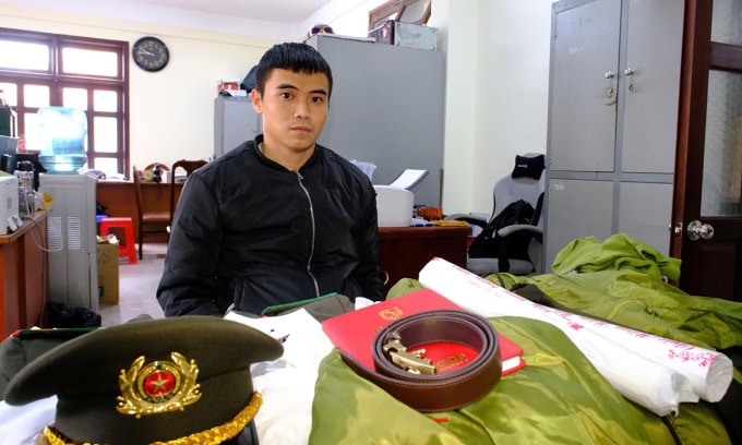 Nghi can Thiện cùng quân phục mua trên mạng. Ảnh: Lê Tiến