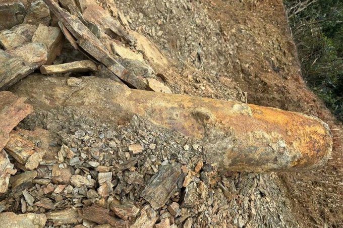 Quả bom lúc được đưa lên khỏi mặt đất. Ảnh: Hùng Lê