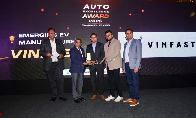 Ông Bhartendu Singh (giữa), Giám đốc Marketing VinFast Ấn Độ, nhận giải thưởng từ ban tổ chức Auto Excellence Awards 2026. Ảnh: VinFast