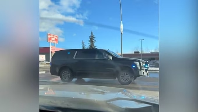 Xe của lực lượng chức năng bên ngoài trường trung học xảy ra vụ xả súng ở Tumbler Ridge, tỉnh bang British Columbia, Canada ngày 10/2. Ảnh: CBC